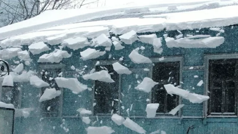 Взыскание ущерба при падении снега и льда с крыши в Казани